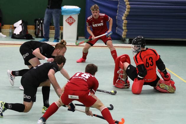 Rot-Weiss Köln vs. Schwarz-Weiss Neuss, 1.Hockey Bundesliga Herren, rechts: Konstantin Hayner (SW), 18.12.2021, Bild: