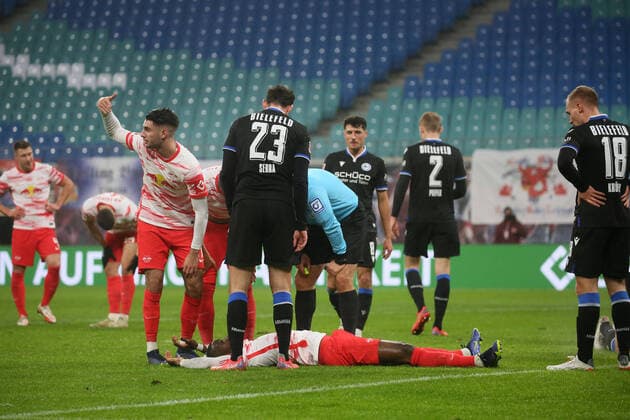 Sport Themen der Woche KW50 GER; RB Leipzig;Arminia; Bielefeld; Fussball; Bundesliga; 17.Spieltag; Heimspiel; 22 Christopher Mukiele nach Kopfballduell Zusammenstoss mit 23 Janni Luca Serra am Boden Schiedsrichter Frank Willenborg 18.12.2021 GER; RB Leipzig;Arminia; Bielefeld; Fussball; Bundesliga; 17.Spieltag; Heimspiel; 18.12.2021 Leipzig *** GER RB Leipzig Arminia Bielefeld Football Bundesliga 17 Matchday Home 22 Christopher Mukiele after header collision with 23 Janni Luca Serra on ground Referee Frank Willenborg 18 12 2021 GER RB Leipzig Arminia Bielefeld Football Bundesliga 17 Matchday Home 18 12 2021 Leipzig Copyright: xEibnerxPressefoto Koehlerx