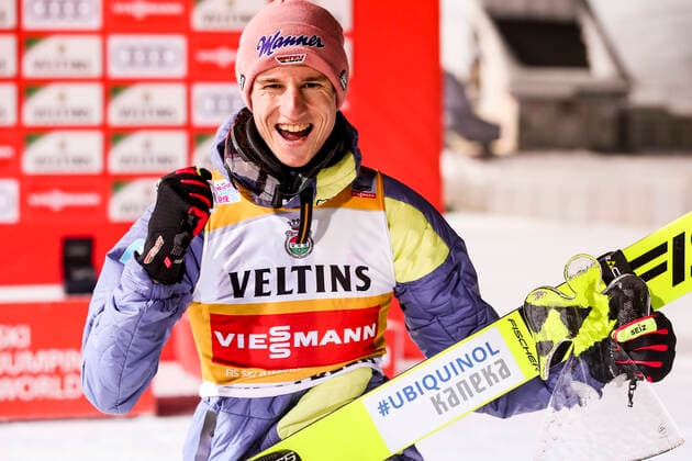 Bilder des Jahres 2021, Sport 12 Dezember Sport Themen der Woche KW50 Sport Bilder des Tages NORDIC SKIING - FIS WC Engelberg ENGELBERG,SWITZERLAND,18.DEC.21 - NORDIC SKIING, Ski jumping, Skispringen, Ski, nordisch - FIS World Cup, large hill, men. Image shows the rejoicing of Karl Geiger (GER). keywords: trophy.  GEPAxpictures xPatrickxSteiner