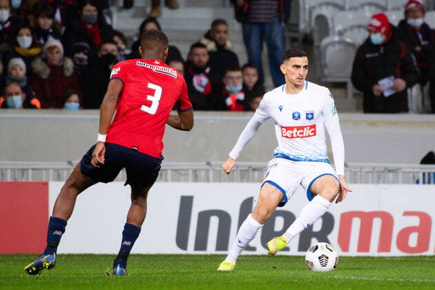 Ben Mohamed ( 9 - Auxerre ) - Tiago Djalo ( 3 - LOSC ) - FOOTBALL : Lille vs Auxerre - Coupe de France - Lille - 18 12 2021 FedericoPestellini Panoramic 
