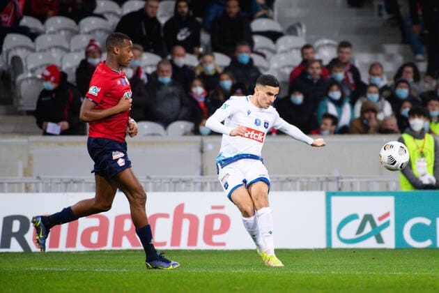 Ben Mohamed ( 9 - Auxerre ) - Tiago Djalo ( 3 - LOSC ) - FOOTBALL : Lille vs Auxerre - Coupe de France - Lille - 18 12 2021 FedericoPestellini Panoramic 