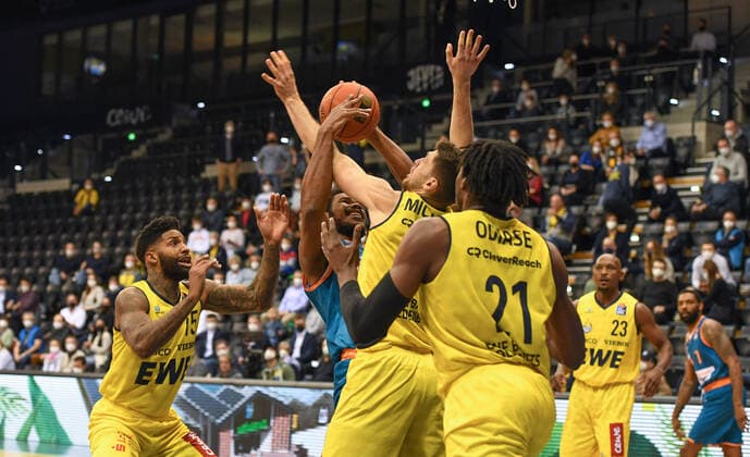 GER, Basketball,easy Credit-BBL, EWE Baskets Oldenburg vs ratiopharm Ulm 18.12.2021, EWE Arena, Oldenburg, GER, easy Credit-BBL, EWE Baskets Oldenburg vs ratiopharm Ulm , im Bild Christiano FELICIO ( ratiopharm Ulm 1 ) gegen Michal MICHALAK ( EWE Baskets Oldenburg 20 ) Tai ODIASE ( EWE Baskets Oldenburg 21 ) Cameron CLARK ( EWE Baskets Oldenburg 15 )