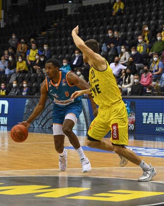 GER, Basketball,easy Credit-BBL, EWE Baskets Oldenburg vs ratiopharm Ulm 18.12.2021, EWE Arena, Oldenburg, GER, easy Credit-BBL, EWE Baskets Oldenburg vs ratiopharm Ulm , im Bild Semaj CHRISTON ( ratiopharm Ulm 0 ) Michal MICHALAK ( EWE Baskets Oldenburg 20 )