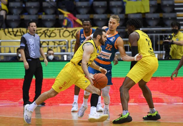 GER, Basketball,easy Credit-BBL, EWE Baskets Oldenburg vs ratiopharm Ulm 18.12.2021, EWE Arena, Oldenburg, GER, easy Credit-BBL, EWE Baskets Oldenburg vs ratiopharm Ulm , im Bild Matt FARRELL ( EWE Baskets Oldenburg 5 ) Thomas KLEPEIZ ( ratiopharm Ulm 22 ) Tai ODIASE ( EWE Baskets Oldenburg 21 )