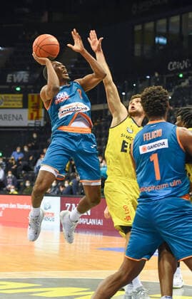 GER, Basketball,easy Credit-BBL, EWE Baskets Oldenburg vs ratiopharm Ulm 18.12.2021, EWE Arena, Oldenburg, GER, easy Credit-BBL, EWE Baskets Oldenburg vs ratiopharm Ulm , im Bild Semaj CHRISTON ( ratiopharm Ulm 0 ) Michal MICHALAK ( EWE Baskets Oldenburg 20 )