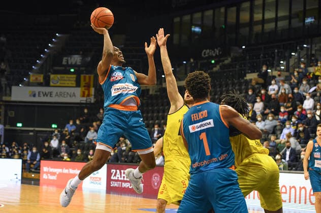 GER, Basketball,easy Credit-BBL, EWE Baskets Oldenburg vs ratiopharm Ulm 18.12.2021, EWE Arena, Oldenburg, GER, easy Credit-BBL, EWE Baskets Oldenburg vs ratiopharm Ulm , im Bild Semaj CHRISTON ( ratiopharm Ulm 0 ) Michal MICHALAK ( EWE Baskets Oldenburg 20 )