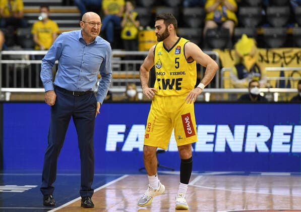 GER, Basketball,easy Credit-BBL, EWE Baskets Oldenburg vs ratiopharm Ulm 18.12.2021, EWE Arena, Oldenburg, GER, easy Credit-BBL, EWE Baskets Oldenburg vs ratiopharm Ulm , im Bild Mladen DRIJENCIC ( EWE Baskets Oldenburg Head-Coach Trainer ) und der Neue Matt FARRELL ( EWE Baskets Oldenburg 5 )