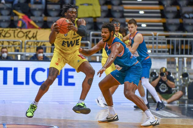 GER, Basketball,easy Credit-BBL, EWE Baskets Oldenburg vs ratiopharm Ulm 18.12.2021, EWE Arena, Oldenburg, GER, easy Credit-BBL, EWE Baskets Oldenburg vs ratiopharm Ulm , im Bild Tai ODIASE ( EWE Baskets Oldenburg 21 ) Christiano FELICIO ( ratiopharm Ulm 1 )