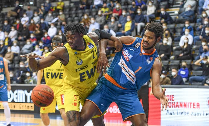 GER, Basketball,easy Credit-BBL, EWE Baskets Oldenburg vs ratiopharm Ulm 18.12.2021, EWE Arena, Oldenburg, GER, easy Credit-BBL, EWE Baskets Oldenburg vs ratiopharm Ulm , im Bild Tai ODIASE ( EWE Baskets Oldenburg 21 ) Christiano FELICIO ( ratiopharm Ulm 1 )