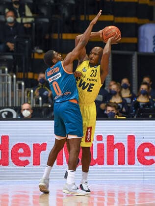 GER, Basketball,easy Credit-BBL, EWE Baskets Oldenburg vs ratiopharm Ulm 18.12.2021, EWE Arena, Oldenburg, GER, easy Credit-BBL, EWE Baskets Oldenburg vs ratiopharm Ulm , im Bild Rickey PAULDING ( EWE Baskets Oldenburg 23 ) Semaj CHRISTON ( ratiopharm Ulm 0 )
