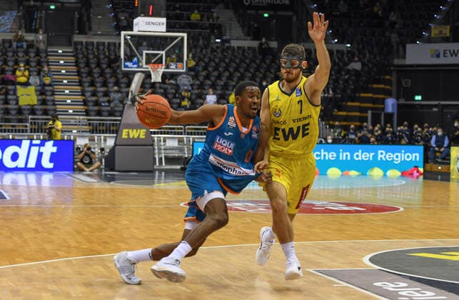 GER, Basketball,easy Credit-BBL, EWE Baskets Oldenburg vs ratiopharm Ulm 18.12.2021, EWE Arena, Oldenburg, GER, easy Credit-BBL, EWE Baskets Oldenburg vs ratiopharm Ulm , im Bild Sebastian HERRERA ( EWE Baskets Oldenburg 7 ) Semaj CHRISTON ( ratiopharm Ulm 0 )