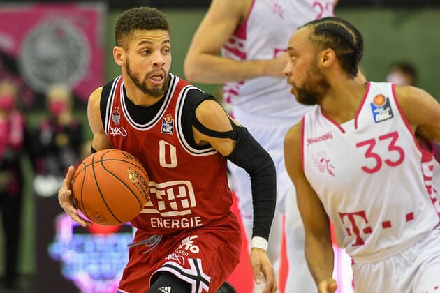 11. Spieltag, Basketball Bundesliga, Basketball Saison 2021 2022, Deutschland, easyCredit BBL, Germany, Giessen 46ers, giessen rot, Herren, Jobstairs GIESSEN 46ers - Telekom Baskets Bonn, Männer, Bonn in weiss