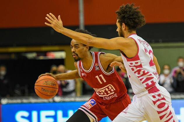 Jalen Tate, Jeremy Morgan 11. Spieltag, Basketball Bundesliga, Basketball Saison 2021 2022, Deutschland, easyCredit BBL, Germany, Giessen 46ers, giessen rot, Herren, Jobstairs GIESSEN 46ers - Telekom Baskets Bonn, Männer, Bonn in weiss
