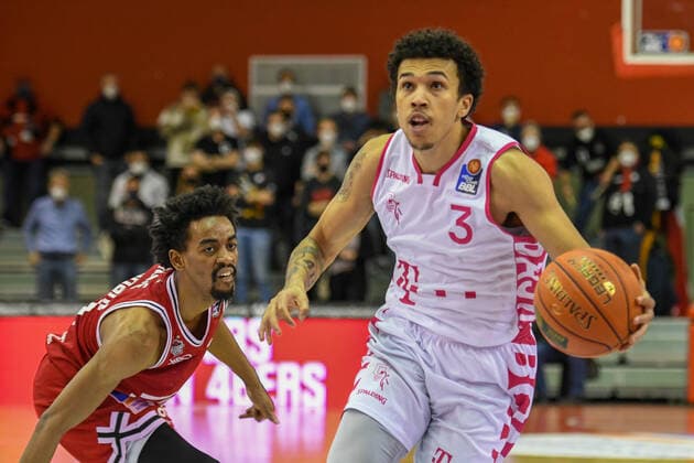 Jalen Tate, Tyson Ward 11. Spieltag, Basketball Bundesliga, Basketball Saison 2021 2022, Deutschland, easyCredit BBL, Germany, Giessen 46ers, giessen rot, Herren, Jobstairs GIESSEN 46ers - Telekom Baskets Bonn, Männer, Bonn in weiss