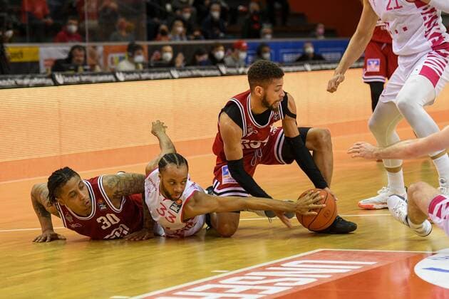 11. Spieltag, Basketball Bundesliga, Basketball Saison 2021 2022, Deutschland, easyCredit BBL, Germany, Giessen 46ers, giessen rot, Herren, Jobstairs GIESSEN 46ers - Telekom Baskets Bonn, Männer, Bonn in weiss