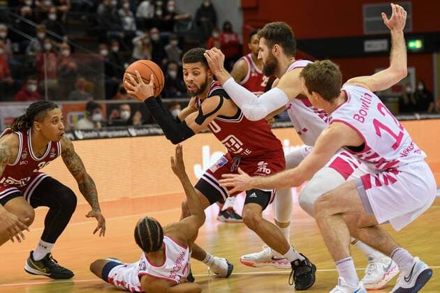 Kendale McCullum 11. Spieltag, Basketball Bundesliga, Basketball Saison 2021 2022, Deutschland, easyCredit BBL, Germany, Giessen 46ers, giessen rot, Herren, Jobstairs GIESSEN 46ers - Telekom Baskets Bonn, Männer, Bonn in weiss