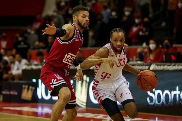 Deutschland, Giessen, Osthalle, 18.12.2021, easy Credit BBL, 11.Spieltag, JobStairs Gießen 46ers - Telekom Baskets Bonn Bild: v.li. Kendale McCullum (Giessen 46ers),Parker Jackson-Cartwright (Telekom Baskets Bonn) Copyright: HMBxMedia ThomasxJäger
