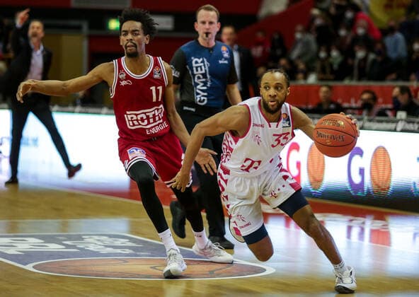 Deutschland, Giessen, Osthalle, 18.12.2021, easy Credit BBL, 11.Spieltag, JobStairs Gießen 46ers - Telekom Baskets Bonn Bild: v.li. Jalen Tate (Giessen 46ers),Parker Jackson-Cartwright (Telekom Baskets Bonn) Copyright: HMBxMedia ThomasxJäger