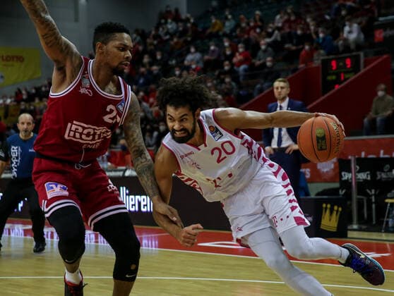 Deutschland, Giessen, Osthalle, 18.12.2021, easy Credit BBL, 11.Spieltag, JobStairs Gießen 46ers - Telekom Baskets Bonn Bild: v.li.Phillip Fayne (Giessen 46ers),Jeremy Morgan (Telekom Baskets Bonn) Copyright: HMBxMedia ThomasxJäger