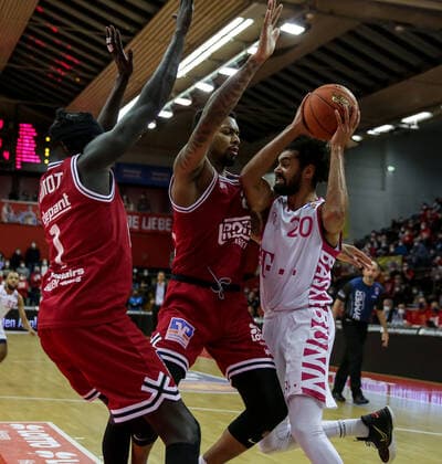 Deutschland, Giessen, Osthalle, 18.12.2021, easy Credit BBL, 11.Spieltag, JobStairs Gießen 46ers - Telekom Baskets Bonn Bild: v.li. Nuni Omot (Giessen 46ers), Phillip Fayne (Giessen 46ers),Jeremy Morgan (Telekom Baskets Bonn) Copyright: HMBxMedia ThomasxJäger