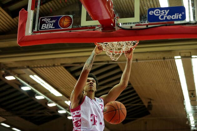 Deutschland, Giessen, Osthalle, 18.12.2021, easy Credit BBL, 11.Spieltag, JobStairs Gießen 46ers - Telekom Baskets Bonn Bild: Tyson Ward (Telekom Baskets Bonn) beim Dunk Copyright: HMBxMedia ThomasxJäger