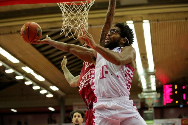 Deutschland, Giessen, Osthalle, 18.12.2021, easy Credit BBL, 11.Spieltag, JobStairs Gießen 46ers - Telekom Baskets Bonn Bild: vo.Javontae Hawkins (Telekom Baskets Bonn), Phillip Fayne (Giessen 46ers) Copyright: HMBxMedia ThomasxJäger