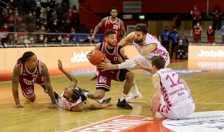 Deutschland, Giessen, Osthalle, 18.12.2021, easy Credit BBL, 11.Spieltag, JobStairs Gießen 46ers - Telekom Baskets Bonn Bild:v.li. T.J Williams (Giessen 46ers), Parker Jackson-Cartwright (Telekom Baskets Bonn),Kendale McCullum (Giessen 46ers), Leon Kratzer (Telekom Baskets Bonn),Skyler Bowlin (Telekom Baskets Bonn) Copyright: HMBxMedia ThomasxJäger
