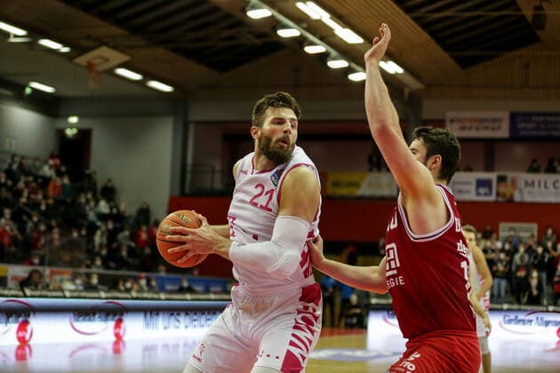 Deutschland, Giessen, Osthalle, 18.12.2021, easy Credit BBL, 11.Spieltag, JobStairs Gießen 46ers - Telekom Baskets Bonn Bild: Leon Kratzer (Telekom Baskets Bonn),Tim Uhlemann (Giessen 46ers) Copyright: HMBxMedia ThomasxJäger