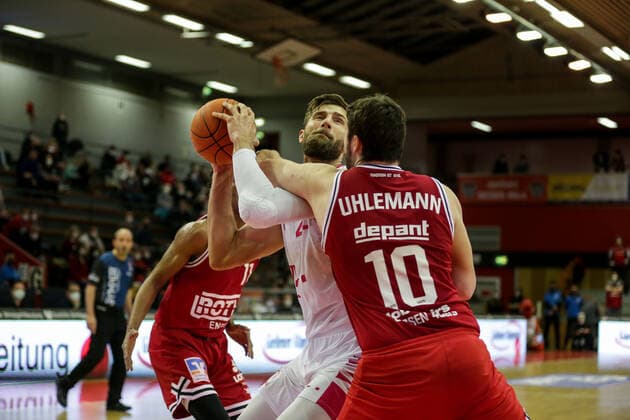 Deutschland, Giessen, Osthalle, 18.12.2021, easy Credit BBL, 11.Spieltag, JobStairs Gießen 46ers - Telekom Baskets Bonn Bild: Leon Kratzer (Telekom Baskets Bonn),Tim Uhlemann (Giessen 46ers) Copyright: HMBxMedia ThomasxJäger