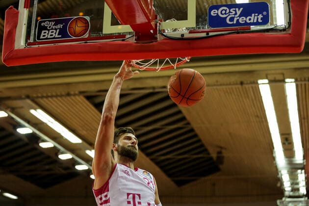 Deutschland, Giessen, Osthalle, 18.12.2021, easy Credit BBL, 11.Spieltag, JobStairs Gießen 46ers - Telekom Baskets Bonn Bild: Leon Kratzer (Telekom Baskets Bonn) beim dunk Copyright: HMBxMedia ThomasxJäger
