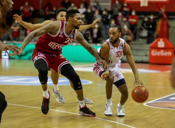 Deutschland, Giessen, Osthalle, 18.12.2021, easy Credit BBL, 11.Spieltag, JobStairs Gießen 46ers - Telekom Baskets Bonn Bild: v.li. Phillip Fayne (Giessen 46ers),Parker Jackson-Cartwright (Telekom Baskets Bonn) Copyright: HMBxMedia ThomasxJäger