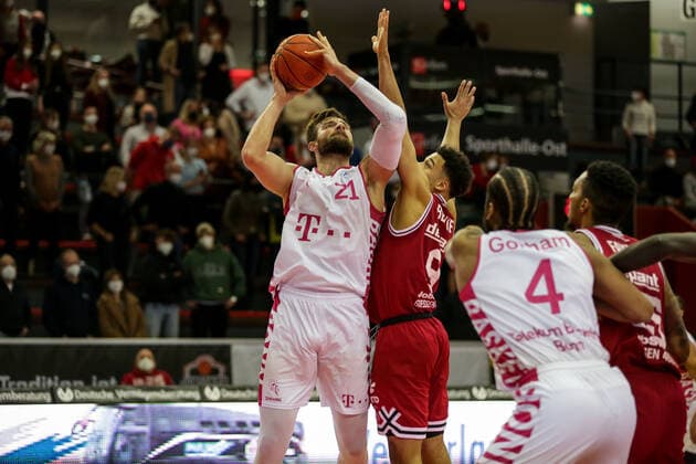 Deutschland, Giessen, Osthalle, 18.12.2021, easy Credit BBL, 11.Spieltag, JobStairs Gießen 46ers - Telekom Baskets Bonn Bild: v.li. Leon Kratzer (Telekom Baskets Bonn), Maximilian Begue (Giessen 46ers) Copyright: HMBxMedia ThomasxJäger