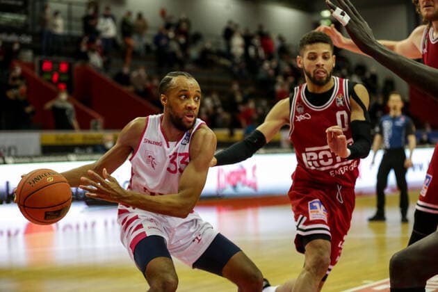 Deutschland, Giessen, Osthalle, 18.12.2021, easy Credit BBL, 11.Spieltag, JobStairs Gießen 46ers - Telekom Baskets Bonn Bild: v.li. Parker Jackson-Cartwright (Telekom Baskets Bonn),Kendale McCullum (Giessen 46ers) Copyright: HMBxMedia ThomasxJäger