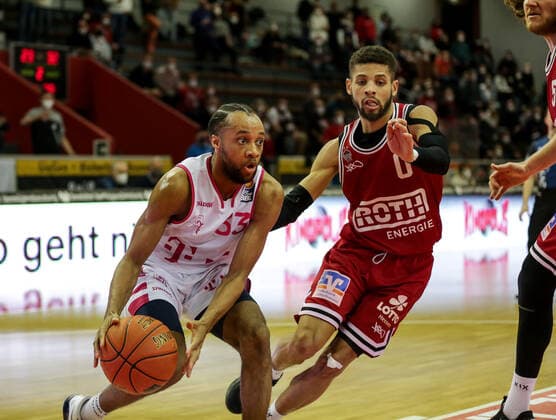 Deutschland, Giessen, Osthalle, 18.12.2021, easy Credit BBL, 11.Spieltag, JobStairs Gießen 46ers - Telekom Baskets Bonn Bild: v.li. Parker Jackson-Cartwright (Telekom Baskets Bonn),Kendale McCullum (Giessen 46ers) Copyright: HMBxMedia ThomasxJäger