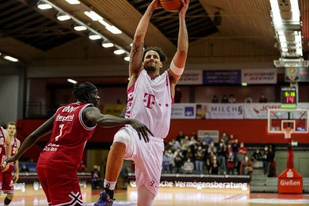 Deutschland, Giessen, Osthalle, 18.12.2021, easy Credit BBL, 11.Spieltag, JobStairs Gießen 46ers - Telekom Baskets Bonn Bild: v.li. Nuni Omot (Giessen 46ers),Michael Kessens (Telekom Baskets Bonn) Copyright: HMBxMedia ThomasxJäger