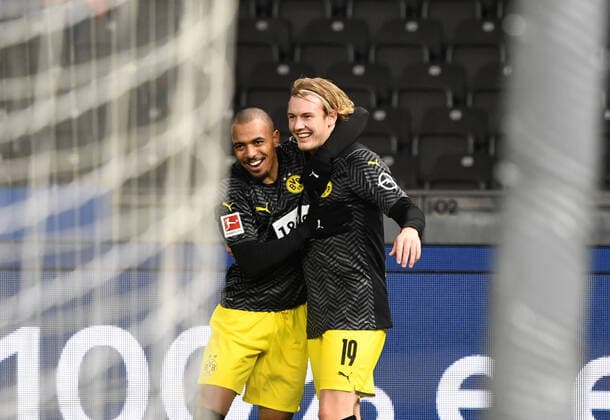 Fussball, Herren, Saison 2021 2022, 1. Bundesliga (17. Spieltag), Hertha BSC - Borussia Dortmund, v. l. Donyell Malen (Borussia Dortmund), Julian Brandt (Borussia Dortmund), Jubel nach Tor zum 0:1, 18.12. 2021, *** Football, men, 2021 2022 season, 1 Bundesliga 17 matchday , Hertha BSC Borussia Dortmund, v l Donyell Malen Borussia Dortmund , Julian Brandt Borussia Dortmund , cheering after goal to 0 1, 18 12 2021, Copyright: xSebastianxRäppold MatthiasxKochx
