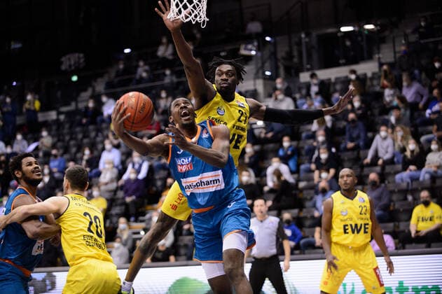 Semaj Christon (0 ratiopharm Ulm) gegen Tai Odiase (21 EWE Baskets Oldenburg) bei der Partie EWE Baskets Oldenburg vs ratiopharm Ulm. Basketball, easyCredit BBL, Saison 2021 2022, 11. Spieltag, 18.12.2021. Copyright: xErikxHillmer EIBNERx EP_EHR EWE Baskets Oldenburg vs ratiopharm Ulm. Basketball, easyCredit BBL, Saison 2021 2022, 11. Spieltag, 18.12.2021 Oldenburg Copyright: xErikxHillmer EIBNERx EP_EHR