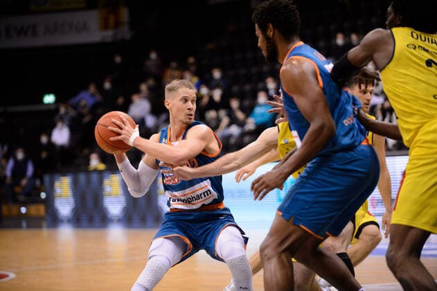 Thomas Klepeisz (22 ratiopharm Ulm) gegen Matt Farrell (5 EWE Baskets Oldenburg) bei der Partie EWE Baskets Oldenburg vs ratiopharm Ulm. Basketball, easyCredit BBL, Saison 2021 2022, 11. Spieltag, 18.12.2021. Copyright: xErikxHillmer EIBNERx EP_EHR EWE Baskets Oldenburg vs ratiopharm Ulm. Basketball, easyCredit BBL, Saison 2021 2022, 11. Spieltag, 18.12.2021 Oldenburg Copyright: xErikxHillmer EIBNERx EP_EHR