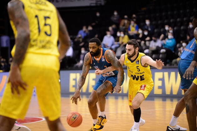 Sindarius Thornwell (7 ratiopharm Ulm) gegen Matt Farrell (5 EWE Baskets Oldenburg) bei der Partie EWE Baskets Oldenburg vs ratiopharm Ulm. Basketball, easyCredit BBL, Saison 2021 2022, 11. Spieltag, 18.12.2021. Copyright: xErikxHillmer EIBNERx EP_EHR EWE Baskets Oldenburg vs ratiopharm Ulm. Basketball, easyCredit BBL, Saison 2021 2022, 11. Spieltag, 18.12.2021 Oldenburg Copyright: xErikxHillmer EIBNERx EP_EHR