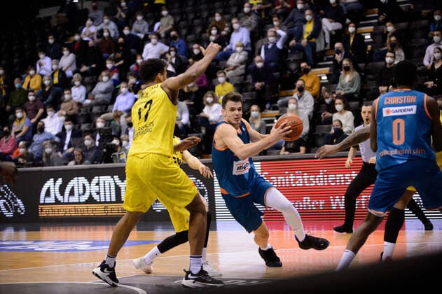 Fedor Zugic (44 ratiopharm Ulm) gegen Norris Agbakoko (17 EWE Baskets Oldenburg) bei der Partie EWE Baskets Oldenburg vs ratiopharm Ulm. Basketball, easyCredit BBL, Saison 2021 2022, 11. Spieltag, 18.12.2021. Copyright: xErikxHillmer EIBNERx EP_EHR EWE Baskets Oldenburg vs ratiopharm Ulm. Basketball, easyCredit BBL, Saison 2021 2022, 11. Spieltag, 18.12.2021 Oldenburg Copyright: xErikxHillmer EIBNERx EP_EHR