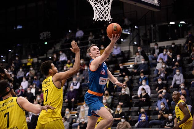 Philipp Herkenhoff (14 ratiopharm Ulm) gegen Norris Agbakoko (17 EWE Baskets Oldenburg) bei der Partie EWE Baskets Oldenburg vs ratiopharm Ulm. Basketball, easyCredit BBL, Saison 2021 2022, 11. Spieltag, 18.12.2021. Copyright: xErikxHillmer EIBNERx EP_EHR EWE Baskets Oldenburg vs ratiopharm Ulm. Basketball, easyCredit BBL, Saison 2021 2022, 11. Spieltag, 18.12.2021 Oldenburg Copyright: xErikxHillmer EIBNERx EP_EHR