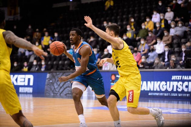 Semaj Christon (0 ratiopharm Ulm) gegen Michal Michalak (20 EWE Baskets Oldenburg) bei der Partie EWE Baskets Oldenburg vs ratiopharm Ulm. Basketball, easyCredit BBL, Saison 2021 2022, 11. Spieltag, 18.12.2021. Copyright: xErikxHillmer EIBNERx EP_EHR EWE Baskets Oldenburg vs ratiopharm Ulm. Basketball, easyCredit BBL, Saison 2021 2022, 11. Spieltag, 18.12.2021 Oldenburg Copyright: xErikxHillmer EIBNERx EP_EHR