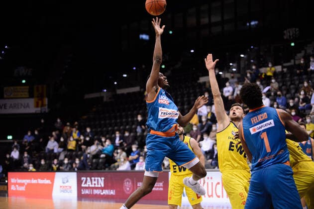 Semaj Christon (0 ratiopharm Ulm) gegen Michal Michalak (20 EWE Baskets Oldenburg) bei der Partie EWE Baskets Oldenburg vs ratiopharm Ulm. Basketball, easyCredit BBL, Saison 2021 2022, 11. Spieltag, 18.12.2021. Copyright: xErikxHillmer EIBNERx EP_EHR EWE Baskets Oldenburg vs ratiopharm Ulm. Basketball, easyCredit BBL, Saison 2021 2022, 11. Spieltag, 18.12.2021 Oldenburg Copyright: xErikxHillmer EIBNERx EP_EHR