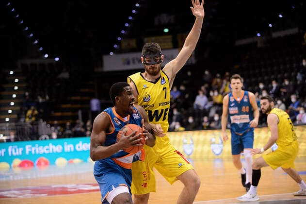Semaj Christon (0 ratiopharm Ulm) gegen Sebastian Herrera (7 EWE Baskets Oldenburg) bei der Partie EWE Baskets Oldenburg vs ratiopharm Ulm. Basketball, easyCredit BBL, Saison 2021 2022, 11. Spieltag, 18.12.2021. Copyright: xErikxHillmer EIBNERx EP_EHR EWE Baskets Oldenburg vs ratiopharm Ulm. Basketball, easyCredit BBL, Saison 2021 2022, 11. Spieltag, 18.12.2021 Oldenburg Copyright: xErikxHillmer EIBNERx EP_EHR