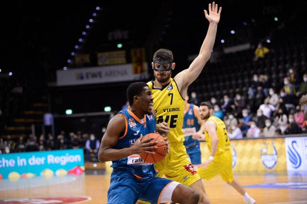 Semaj Christon (0 ratiopharm Ulm) gegen Sebastian Herrera (7 EWE Baskets Oldenburg) bei der Partie EWE Baskets Oldenburg vs ratiopharm Ulm. Basketball, easyCredit BBL, Saison 2021 2022, 11. Spieltag, 18.12.2021. Copyright: xErikxHillmer EIBNERx EP_EHR EWE Baskets Oldenburg vs ratiopharm Ulm. Basketball, easyCredit BBL, Saison 2021 2022, 11. Spieltag, 18.12.2021 Oldenburg Copyright: xErikxHillmer EIBNERx EP_EHR