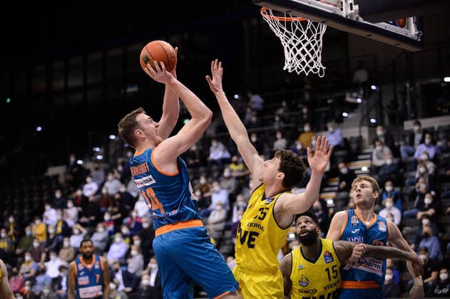 Philipp Herkenhoff (14 ratiopharm Ulm) gegen Alen Pjanic (35 EWE Baskets Oldenburg) bei der Partie EWE Baskets Oldenburg vs ratiopharm Ulm. Basketball, easyCredit BBL, Saison 2021 2022, 11. Spieltag, 18.12.2021. Copyright: xErikxHillmer EIBNERx EP_EHR EWE Baskets Oldenburg vs ratiopharm Ulm. Basketball, easyCredit BBL, Saison 2021 2022, 11. Spieltag, 18.12.2021 Oldenburg Copyright: xErikxHillmer EIBNERx EP_EHR