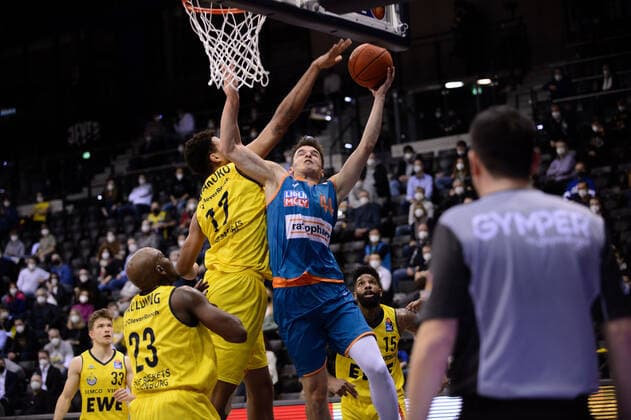 Fedor Zugic (44 ratiopharm Ulm) gegen Norris Agbakoko (17 EWE Baskets Oldenburg) bei der Partie EWE Baskets Oldenburg vs ratiopharm Ulm. Basketball, easyCredit BBL, Saison 2021 2022, 11. Spieltag, 18.12.2021. Copyright: xErikxHillmer EIBNERx EP_EHR EWE Baskets Oldenburg vs ratiopharm Ulm. Basketball, easyCredit BBL, Saison 2021 2022, 11. Spieltag, 18.12.2021 Oldenburg Copyright: xErikxHillmer EIBNERx EP_EHR