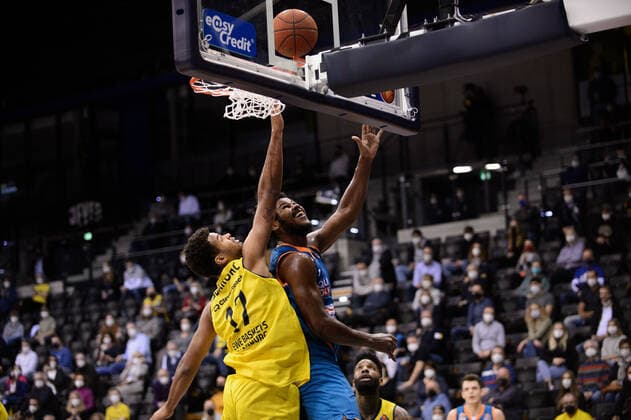 Cristiano Felicio (1 ratiopharm Ulm) gegen Norris Agbakoko (17 EWE Baskets Oldenburg) bei der Partie EWE Baskets Oldenburg vs ratiopharm Ulm. Basketball, easyCredit BBL, Saison 2021 2022, 11. Spieltag, 18.12.2021. Copyright: xErikxHillmer EIBNERx EP_EHR EWE Baskets Oldenburg vs ratiopharm Ulm. Basketball, easyCredit BBL, Saison 2021 2022, 11. Spieltag, 18.12.2021 Oldenburg Copyright: xErikxHillmer EIBNERx EP_EHR