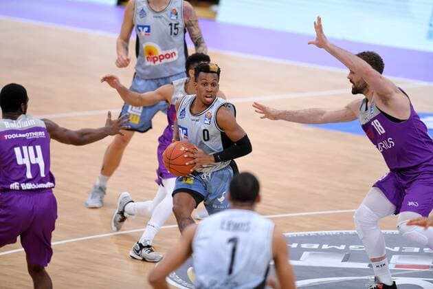 T.J. Shorts (Merlins Crailsheim) (am Ball), Harper Kamp (BG Goettingen) (R), Kamar Baldwin (BG Goettingen) (L) , Basketball, Bundesliga, BBL, BG Goettingen - Hakro Merlins Crailsheim , 18.12.2021, BG Goettingen - Hakro Merlins Crailsheim, Basketball, Bundesliga, GER, BBL, 18.12.2021 Goettingen Copyright: xEibner-Pressefotox-xRolandxSippelx