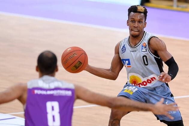 Sport Bilder des Tages T.J. Shorts (Merlins Crailsheim) (am Ball), Akeem Vargas (BG Goettingen) (vorne) , Basketball, Bundesliga, BBL, BG Goettingen - Hakro Merlins Crailsheim , 18.12.2021, BG Goettingen - Hakro Merlins Crailsheim, Basketball, Bundesliga, GER, BBL, 18.12.2021 Goettingen Copyright: xEibner-Pressefotox-xRolandxSippelx